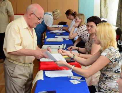 Membrii secţiilor de votare din Oradea îşi primesc îndemnizaţiile